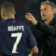 Luis Enrique, entrenador del PSG, consolando a Mbappé tras la eliminación en la Champions