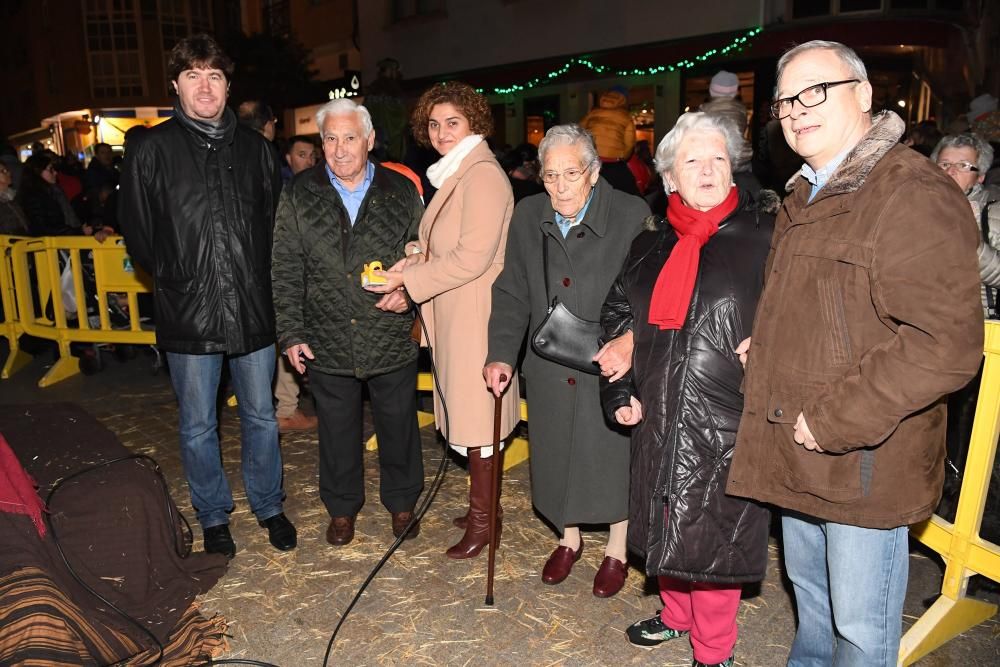 Decenas de vecinos acompañan a Arsenio Iglesias en el acto del encendido del alumbrado