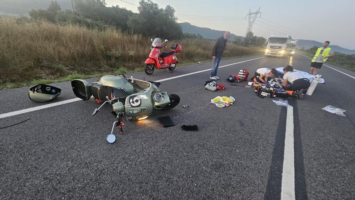 Imagen del grave accidente ocurrido a la entrada de Sant Mateu al embestir un jabalí la moto que conducía Eduardo.