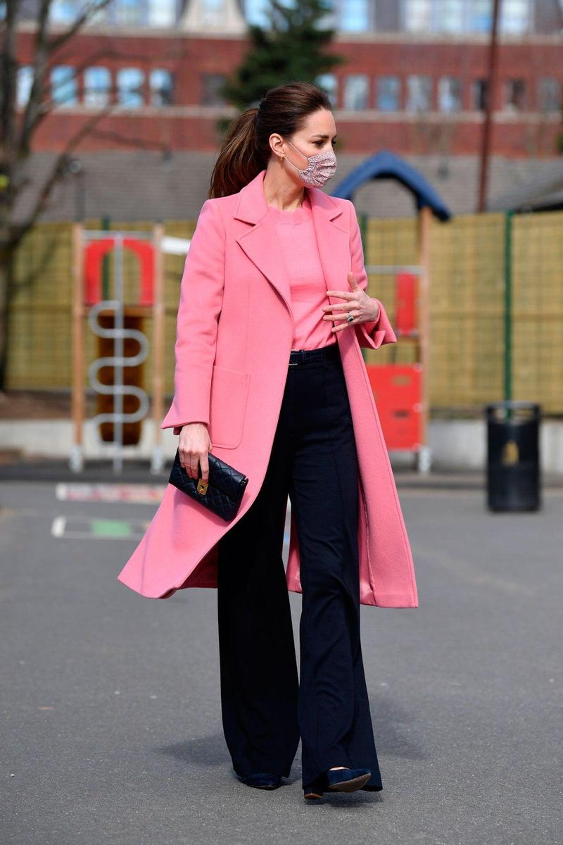 El look de Kate Middleton con sudadera y abrigo rosa y mascarilla de la marca Amaia Kids