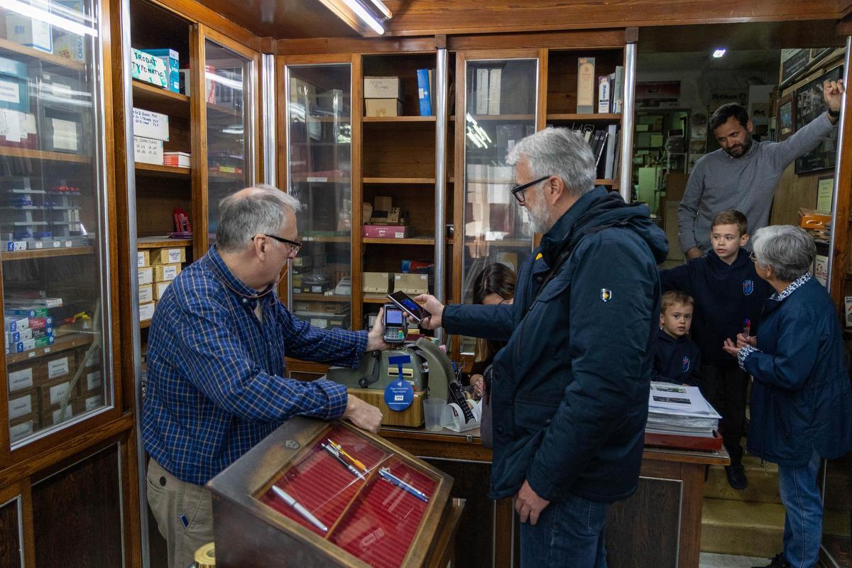 Cierra la Papelería Eutimio de Alicante tras 90 años