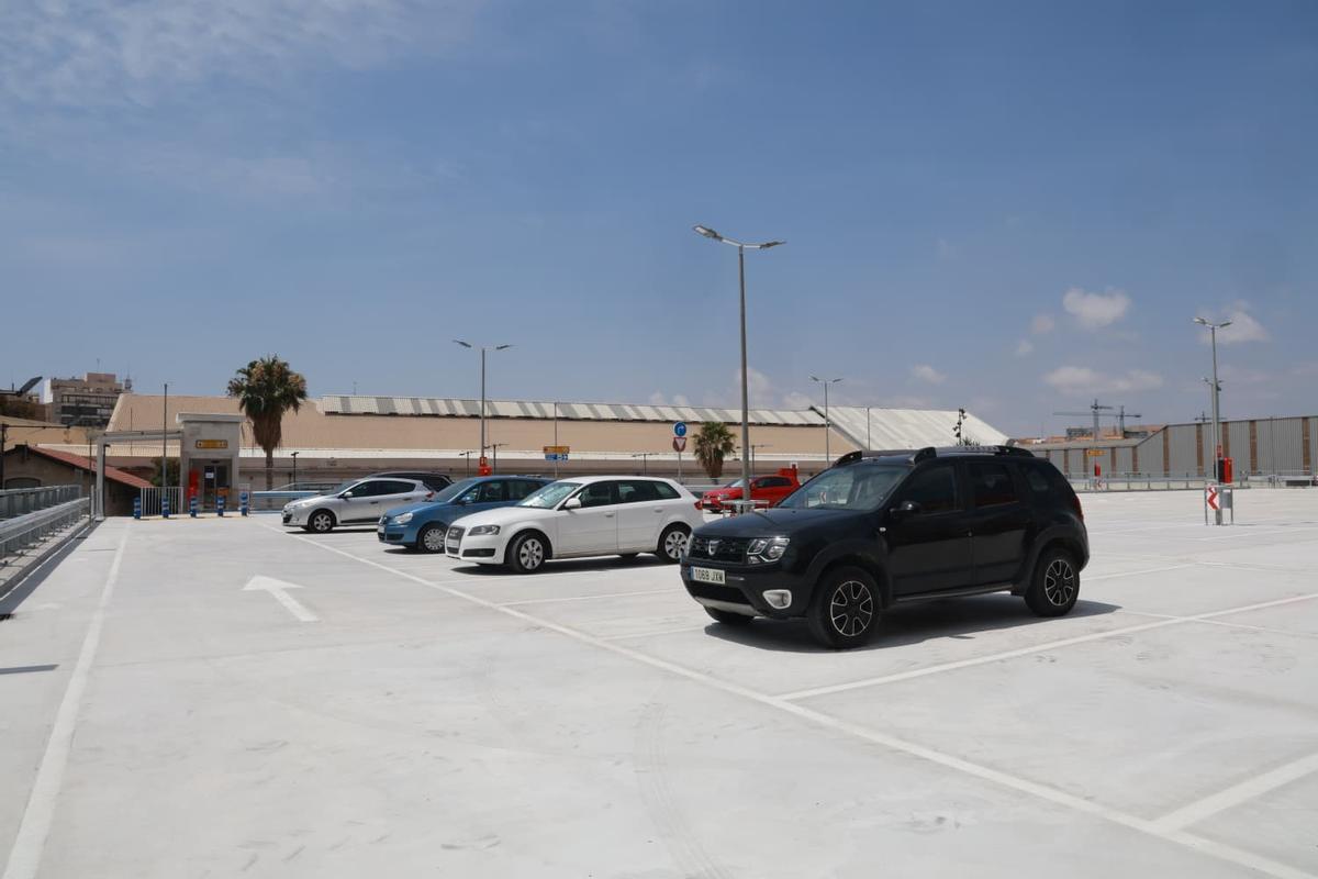Coches estacionados en el nuevo parking.