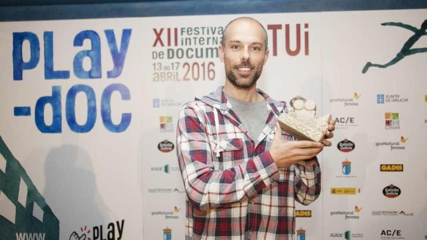 Eloy Domínguez Serén, director de &quot;No cow on the ice&quot;, con el premio. // FdV