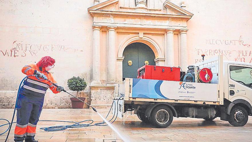 UTE Alicante desarrolla un operativo especial de recogida de residuos y limpieza en las calles más céntricas de la ciudad.