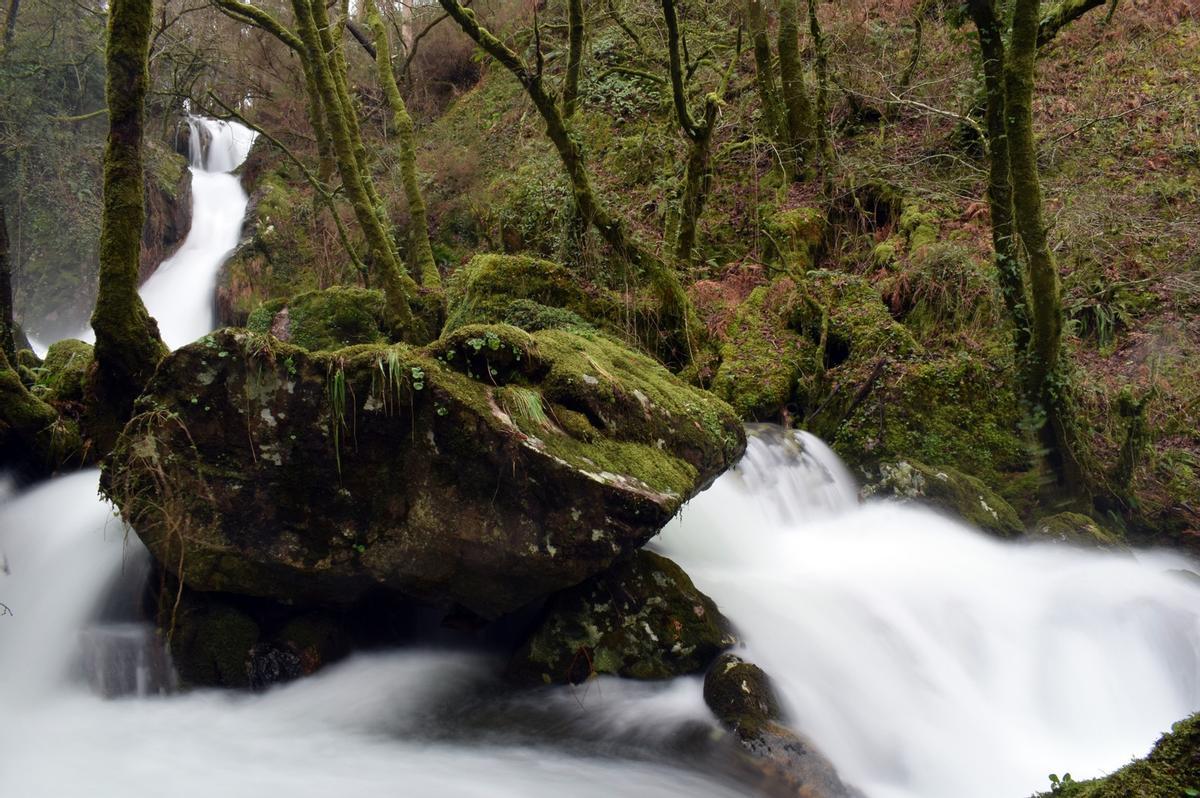 Así lucen con las crecidas las "fervenzas" de Parafita y Raxoi, en el río Valga.