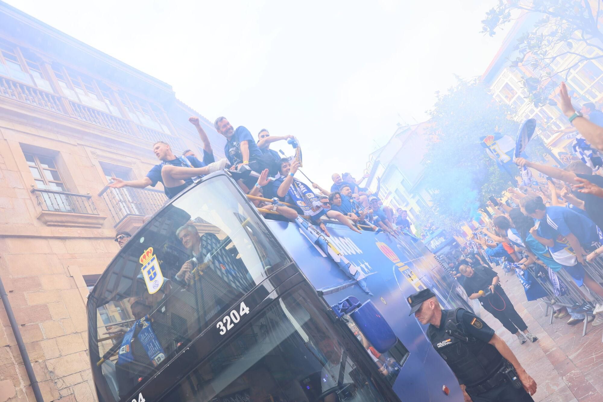 Locura azul en las calles de Oviedo para celebrar el ascenso del equipo a Primera División