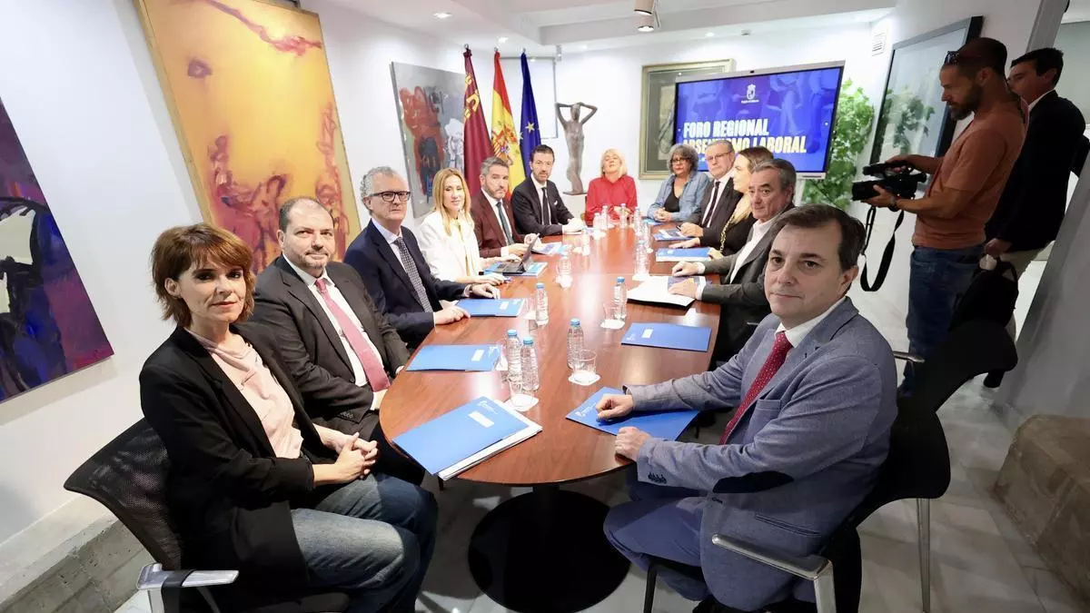 El Foro sobre Absentismo Laboral echa a andar: así quiere frenar la Región el aumento de bajas entre los trabajadores