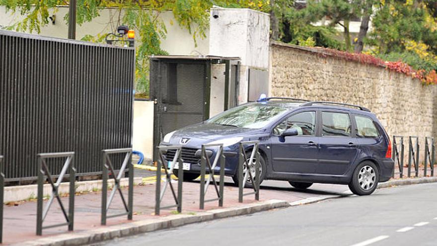 El cotxe que traslladava Txeroki a París entra a la seu de la SDAT.