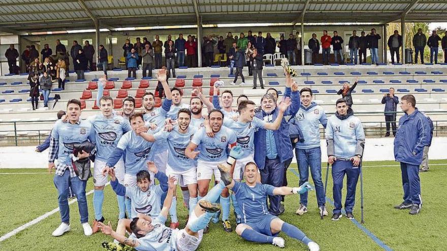 La plantilla y cuerpo técnico del Moaña celebran el ascenso una vez concluido el partido. // Gonzalo Núñez