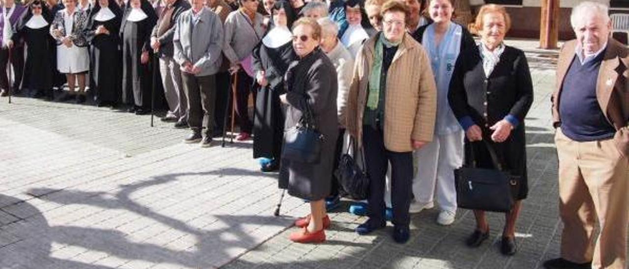 Religiosas, empleados y usuarios del asilo poleso, en el patio trasero del edificio.