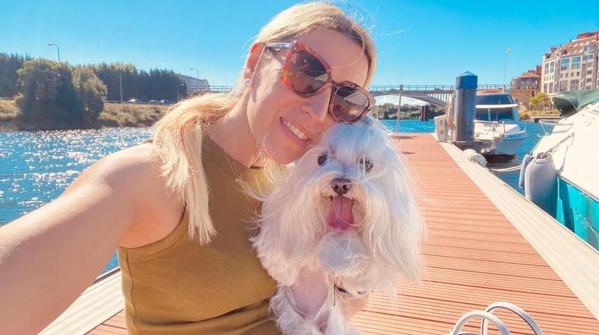 La propietaria del perro, Any Aguete, y el animal, Tico, en una foto que acompaña su comunicado en redes sociales.