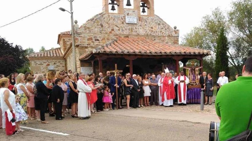 Vecinos de Morales del Rey en la ermita, junto al Bendito Cristo de la Vera Cruz.