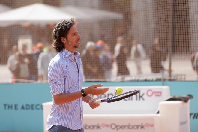 Feliciano López estrena la pista de tenis de la Plaza Mayor de Madrid