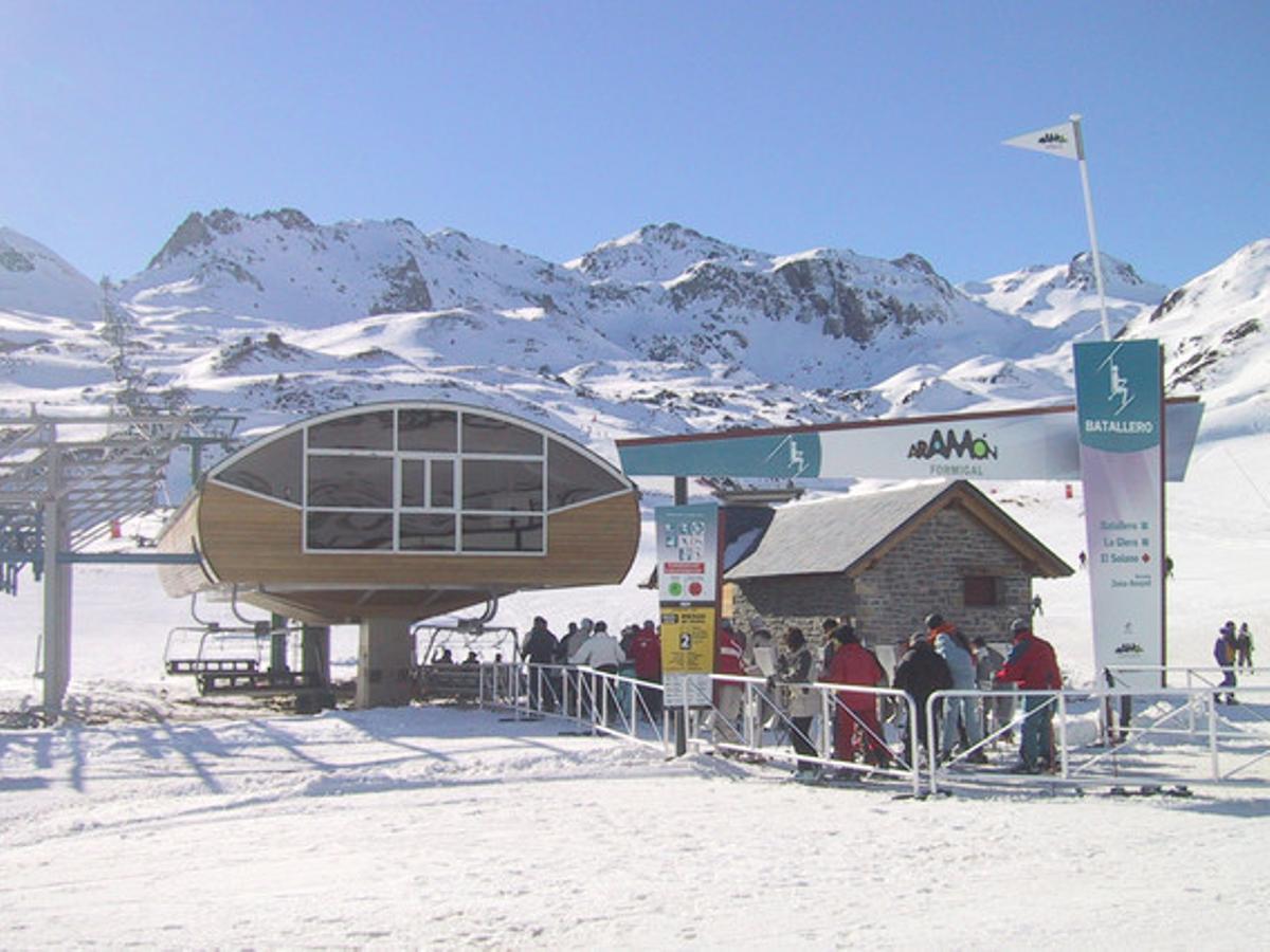 Telecadira de l’estació d’esquí de Formigal. Telecadira de l’estació d’esquí de Formigal.