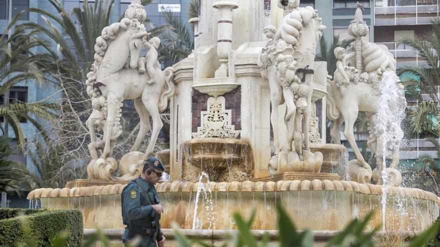 La fuente durante los días de disparo de las mascletàs de diciembre, sin protección