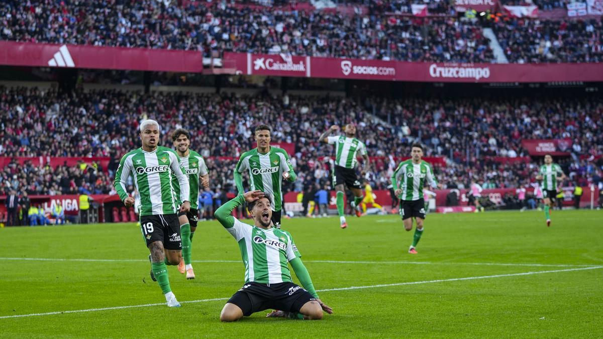 Pablo Fornals, del Real Betis, celebra un gol durante el partido de fútbol de la liga española, LaLiga EA Sports, disputado entre el Sevilla FC y el Real Betis en el estadio Ramón Sánchez-Pizjuán