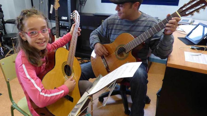 Olaya González y Jessica González, en clase de flauta.