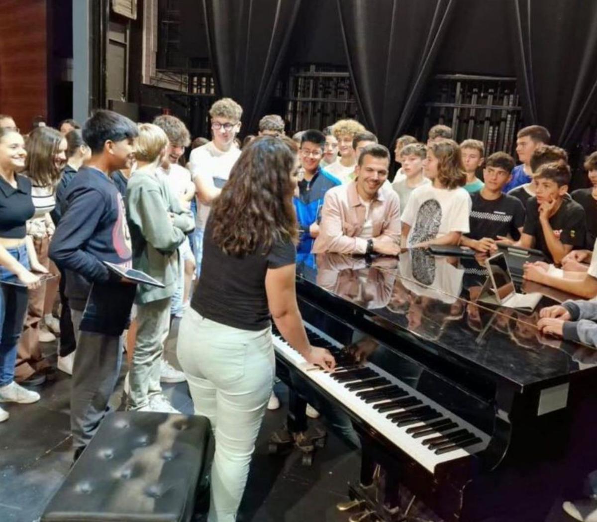 Els estudiants amb el músic Ernest Prana. | CENTRE ESCOLAR EMPODÀ