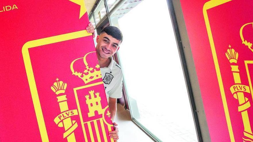Pedri González, centrocampista de la selección española y ex de la UD Las Palmas, ayer, posa en la Ciudad del Fútbol de Las Rozas. | | PABLO GARCÍA/RFEF