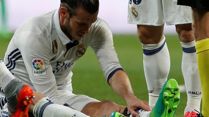 El galés Gareth Bale se duele en el partido contra el Barcelona.