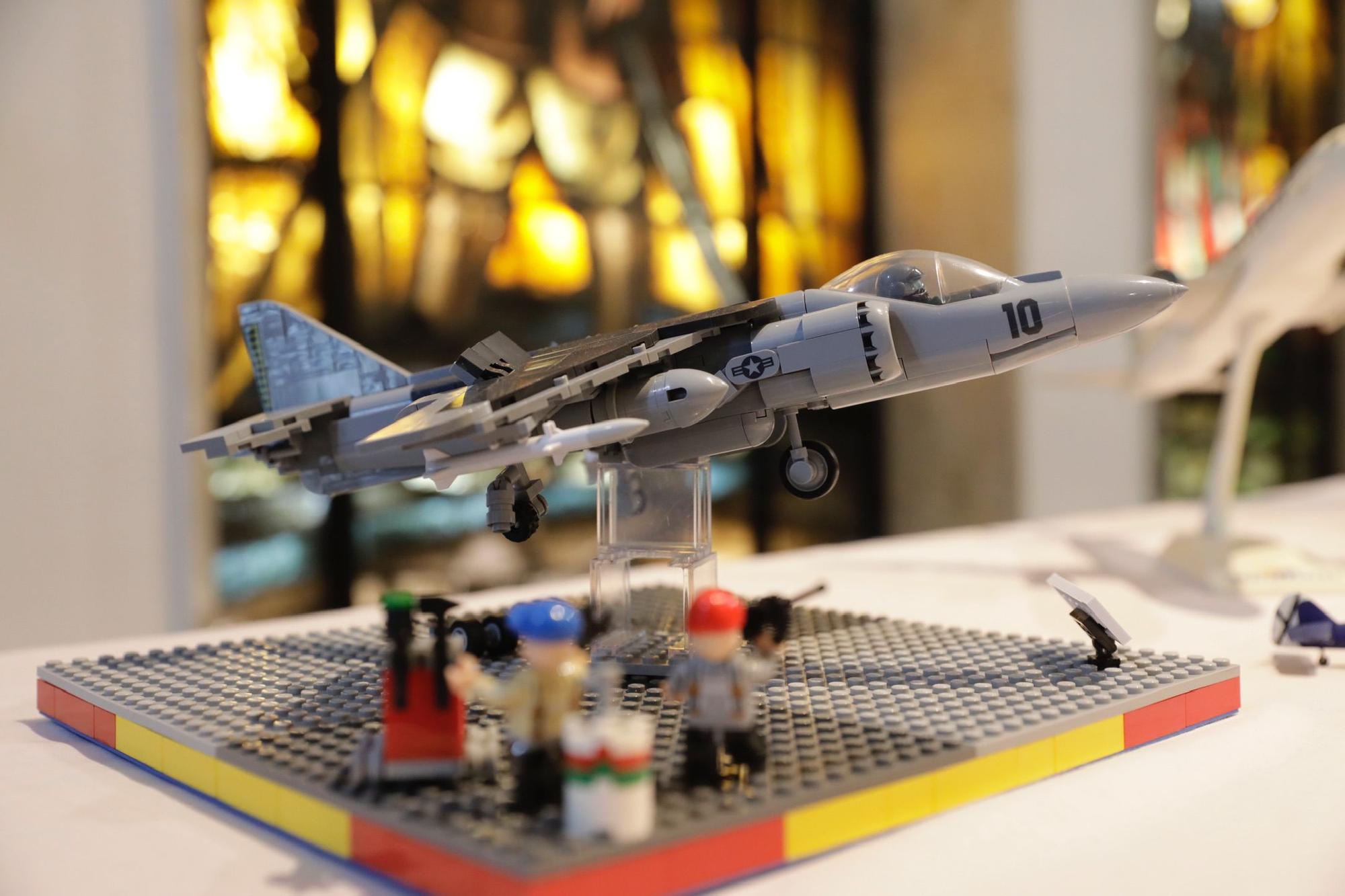 Una historia de la aviación en miniatura: así es la exposición de maquetas de la Delegación de Defensa