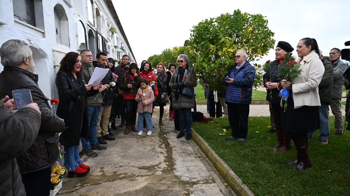 La actriz Paca Velardiez lee uno de los poemas de la escritora durante en homenaje junto a su tumba en el cementerio de San Juan.