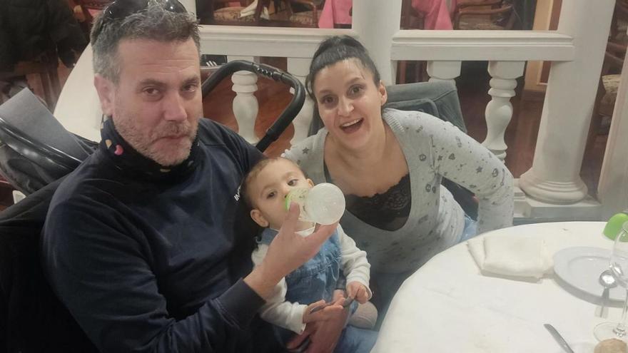 Lía, el primer bebé zamorano de 2023, junto a sus padres, tomando el biberón. | Efe