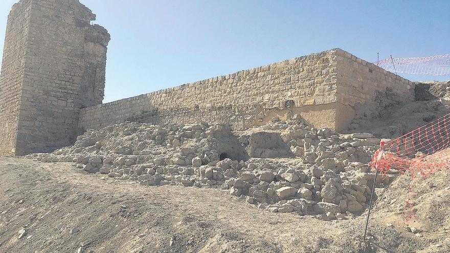 El castillo de Dos Hermanas en Montemayor recupera sus muros defensivos