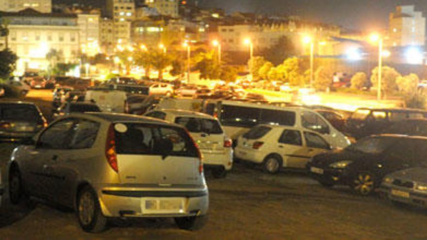 Vehículos estacionados el lunes por la noche en los solares que tiene Defensa en A Maestranza.