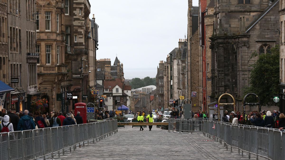 Preparativos para recibir el féretro de Isabel II en Edimburgo.