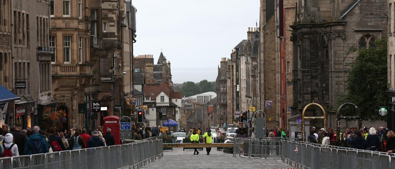 Preparativos para recibir el féretro de Isabel II en Edimburgo.