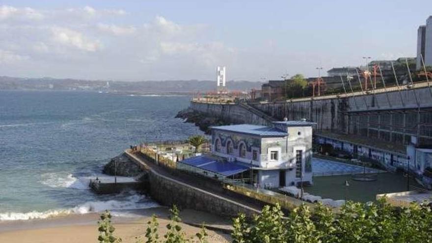 El Club del Mar. La sociedad se fundó en 1935. Cuando levantaron el dique se trasladó a su ubicación actual sobre las ruinas del fuerte de San Amaro. El Concello prevé proteger el &quot;edificio de las secciones de vela y remo&quot;.