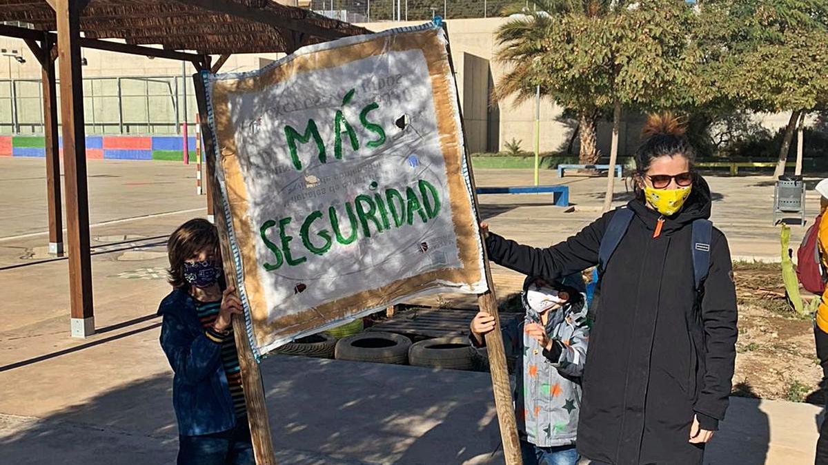 Padres del colegio Benalúa acampan para vigilarlo