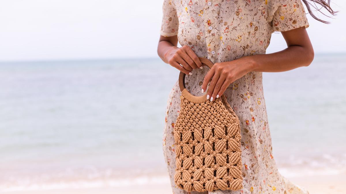 Los mejores bolsos de playa para llevar a cada viaje, quedadas, y oficina (y más allá).