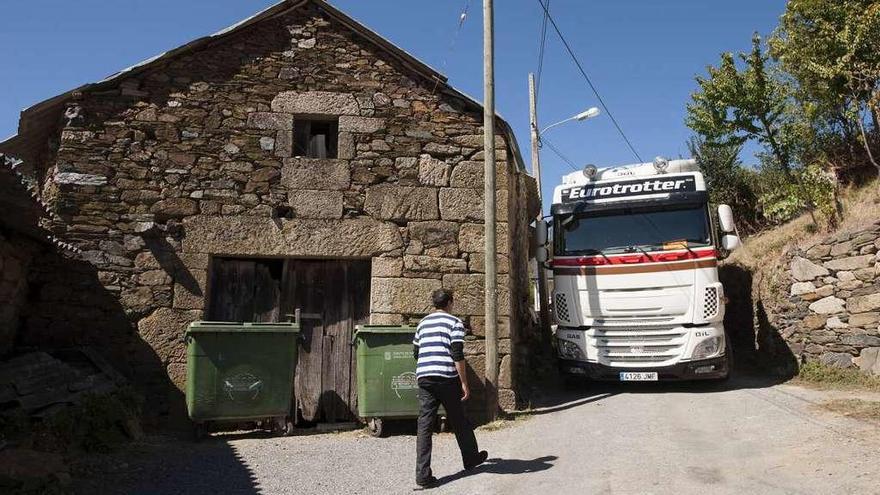 La cabeza tractora ocupa el vial de entrada al pueblo de Pente, A Gudiña, que quedó bloqueada por el tráiler. // Brais Lorenzo