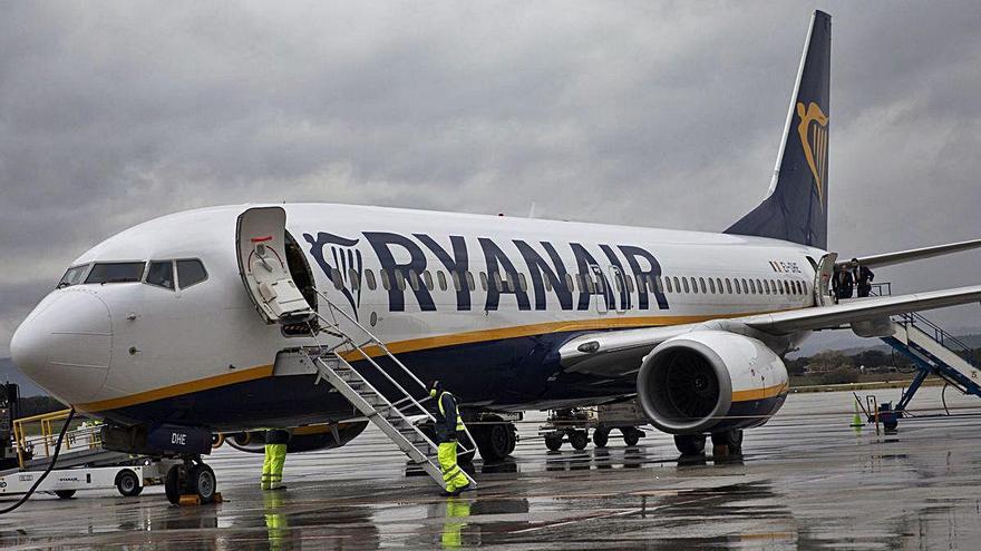 Imatge d&#039;arxiu d&#039;un avió de la companyia irlandesa Ryanair a l&#039;aeroport de Girona.