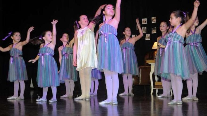 Alumnas de la escuela municipal de ballet lalinense.  // Bernabé/Javier Lalín