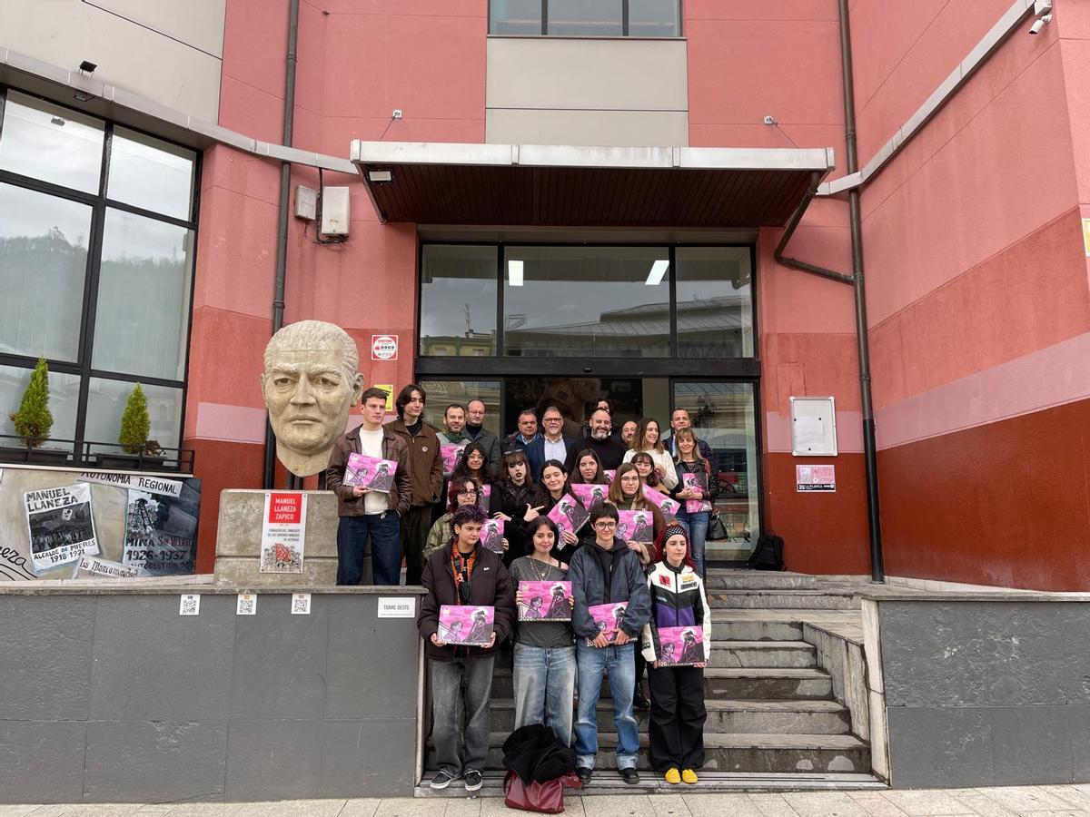 Alumnos e integrantes del Montepío, en la presentación del calendario.