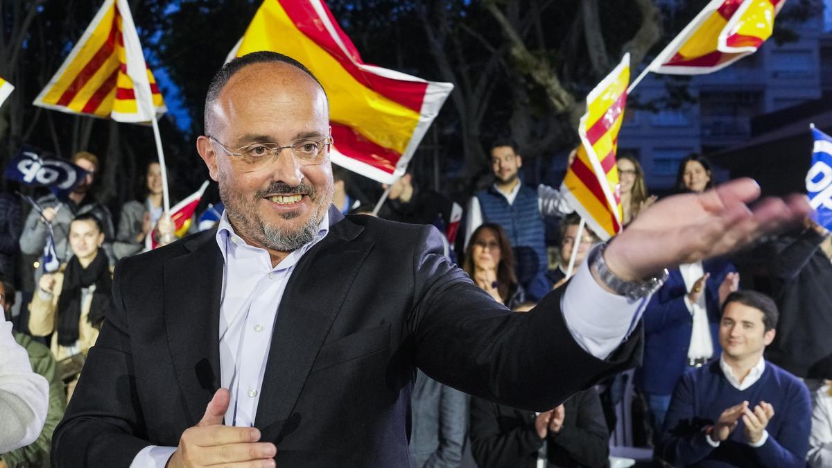 El candidato del PP a la Generalitat, Alejandro Fernández, durante el acto de inicio de campaña que los populares han celebrado hoy jueves en Castelldefels