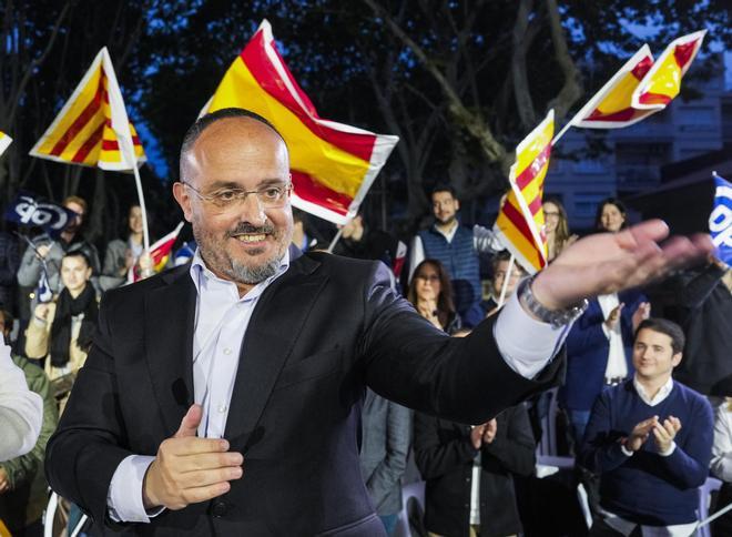 El candidato del PP a la Generalitat, Alejandro Fernández, durante el acto de inicio de campaña que los populares han celebrado hoy jueves en Castelldefels