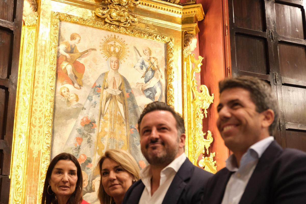 Ruth Merino, Susana Camarero, Pablo Ruz y Carlos Mazón, con la imagen de la Patrona.