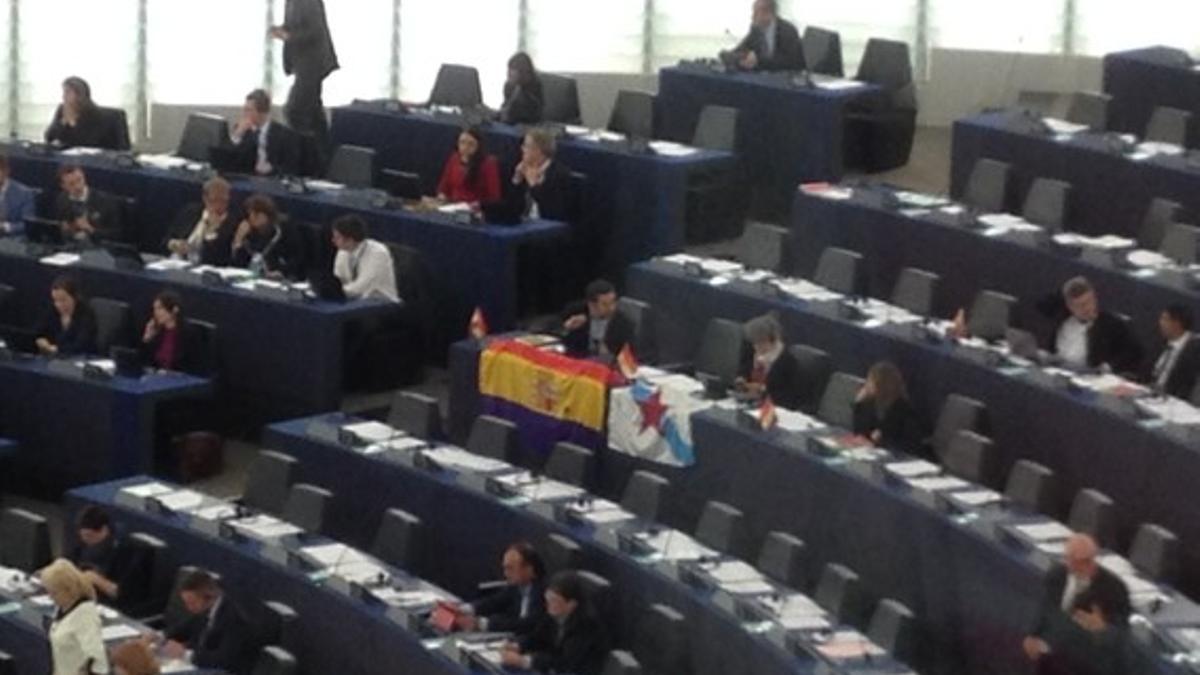 Bandera republicana en el Parlamento Europeo antes del discurso de Felipe VI.