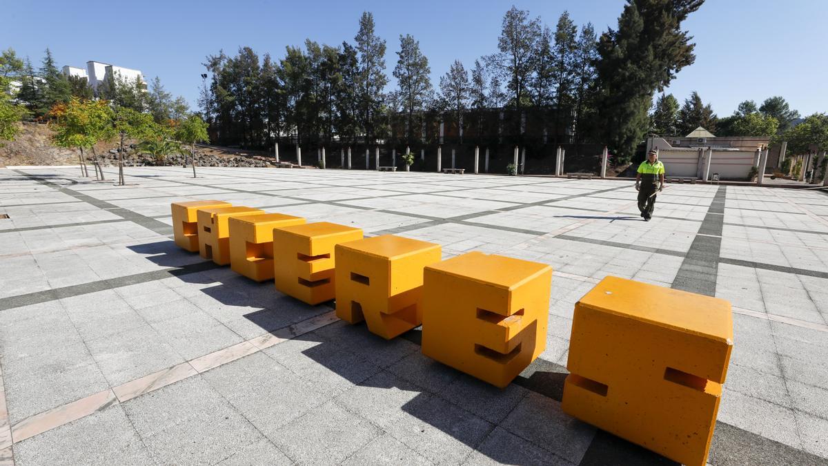 Las letras, este jueves por la mañana, en el parque de Maltravieso.