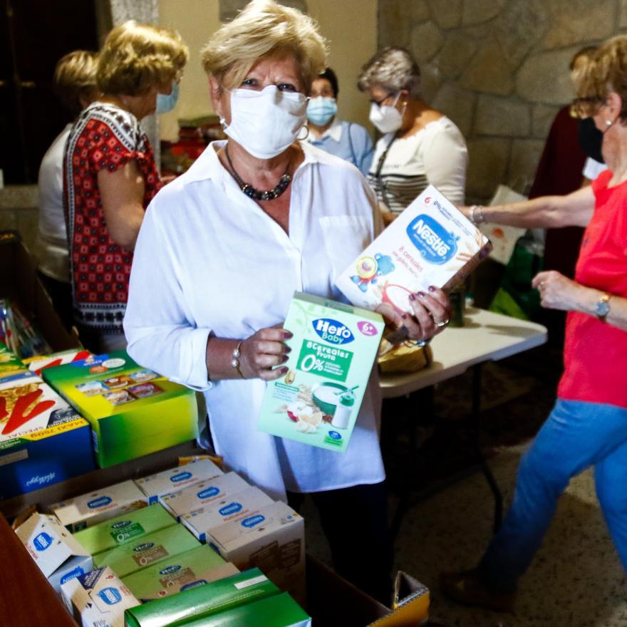 Tampoco faltan los alimentos para los más pequeños entre la solidaridad vecinal.