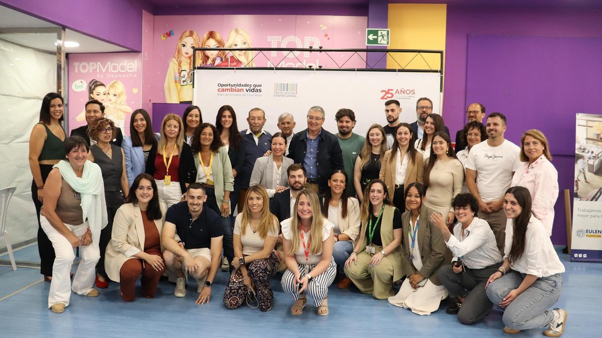 En la Feria de Empleo de Cruz Roja han participado medio millar de personas.
