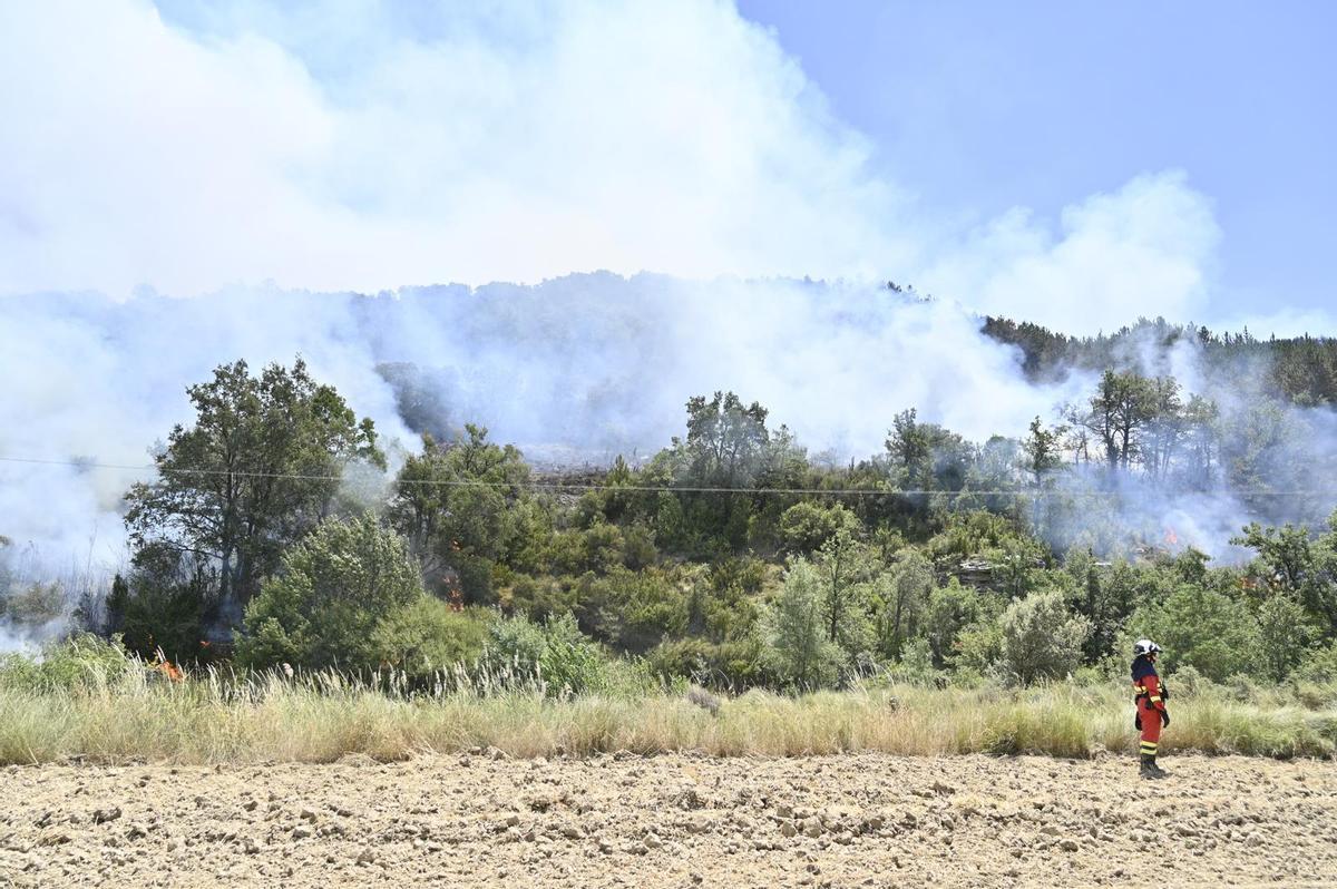 En imágenes | El incendio de las Cinco Villas asciende ya a 12.600 hectáreas y seis pueblos continúan evacuados