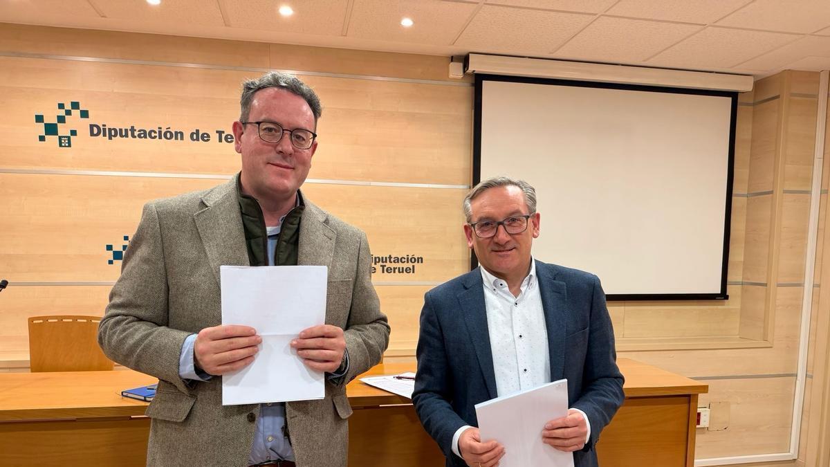 El diputado delegado de Planes Provinciales, José Luis Alvir, y el presidente de la DPT, Joaquín Juste.