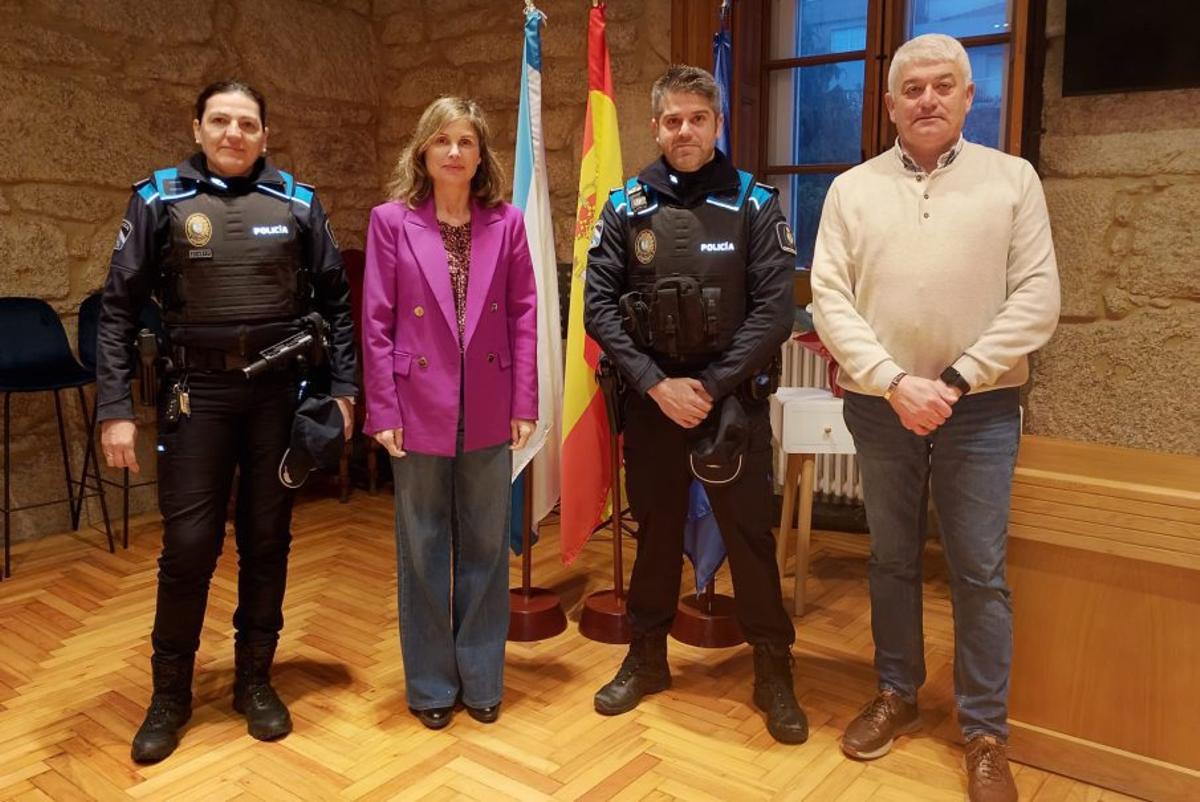 La jefa de la Policía Local de Ponteareas, la alcaldesa,  el nuevo agente y el concejal de Seguridad. |  D.P.