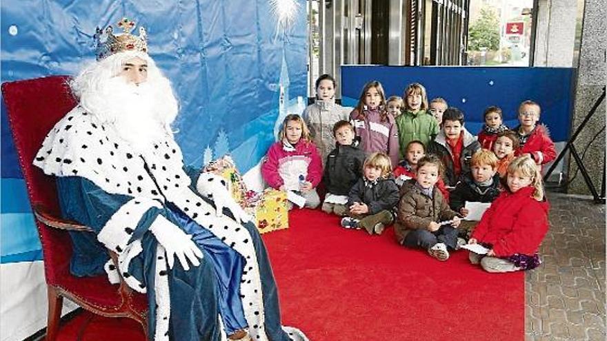 Més de 250 nenes i nens es fotografien amb el patge reial del Diari