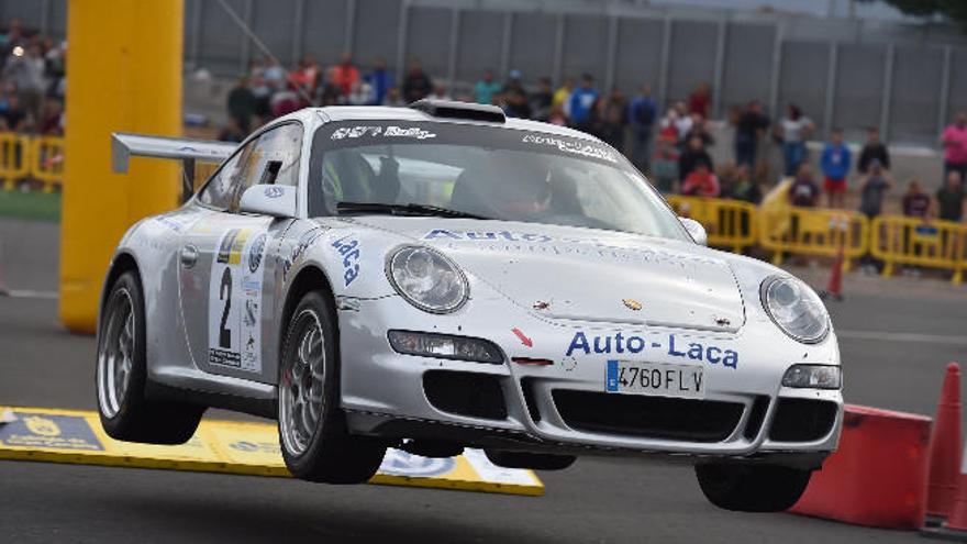 El Porsche 911 GT3-2010 de Yeray Lemes y Dani Sosa durante el tramo de este viernes en el Estadio de Gran Canaria.